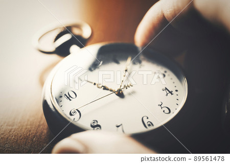 有懷錶的人的指尖 89561478