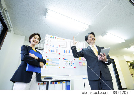 Businessmen meeting seminar meeting presentation Businessmen meeting seminar meeting presentation 89562051