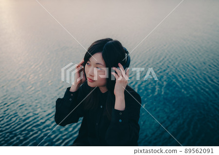 女性剪影和美麗的日落天空 89562091