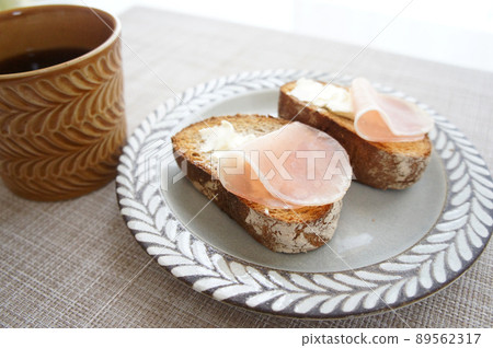 Breakfast with coffee and cream cheese and prosciutto on black bread_09 [German bread] 89562317