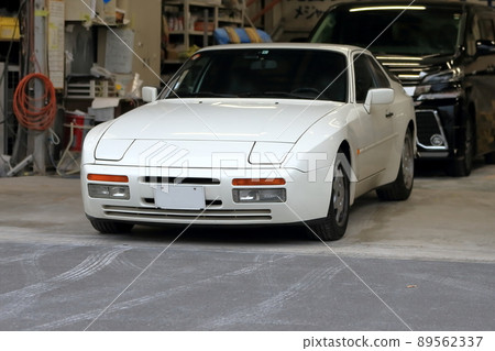 Image of a white sports car in the garage 89562337