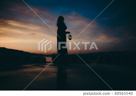 女性剪影和美麗的日落天空 89563540