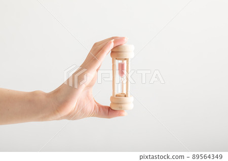 一個有沙漏的女人的手 一個有沙漏的女人的手 89564349
