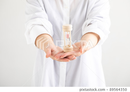 一個有沙漏的女人的手 一個有沙漏的女人的手 89564350