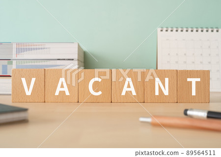 帶有標有“VACANT”的積木的辦公桌 89564511
