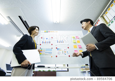 Office meeting Whiteboard Men and women 89564706
