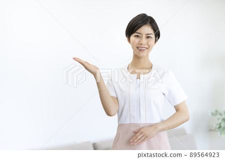 一位美學家微笑著看著相機 一位美學家微笑著看著相機 89564923