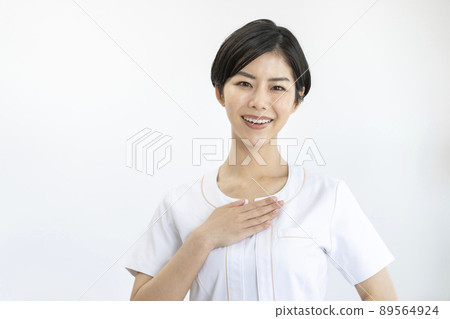 一位美學家微笑著看著相機 一位美學家微笑著看著相機 89564924