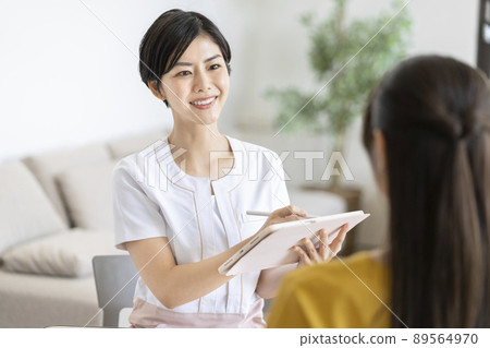 Image of counseling at an esthetic salon 89564970