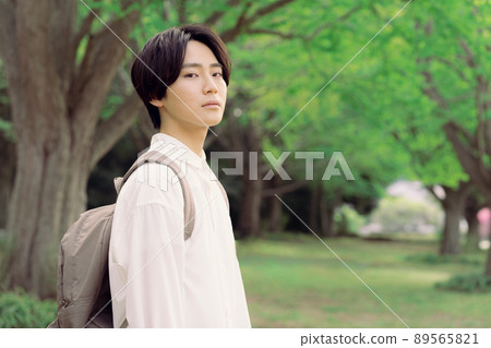 一個年輕人的戶外肖像 89565821