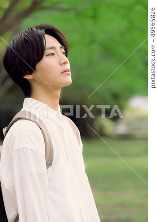 一個年輕人的戶外肖像 89565826