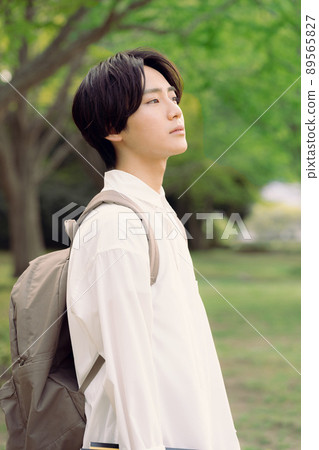 一個年輕人的戶外肖像 89565827