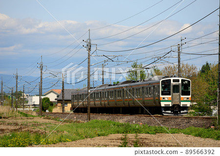 4 series 211 ordinary trains running on the Shin-Etsu line 89566392