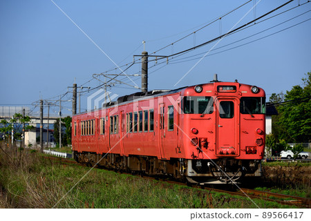 山陰本線運行的兩輛Kiha 47系列地方列車（生動風格） 89566417