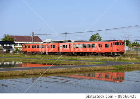Two Kiha 47 series ordinary trains running on the San-In Line 89566423