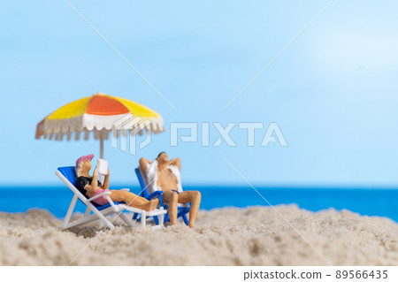 Miniature people Happy family relaxing on The beach Miniature people Happy family relaxing on The beach 89566435