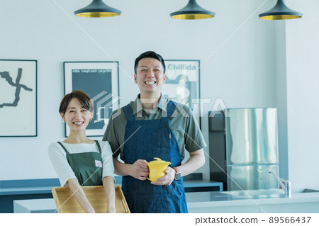 一對夫婦開了一家新餐廳 89566437
