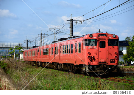 在山陰線上運行的四輛 Kiha 47 系列地方列車（生動風格） 89566458