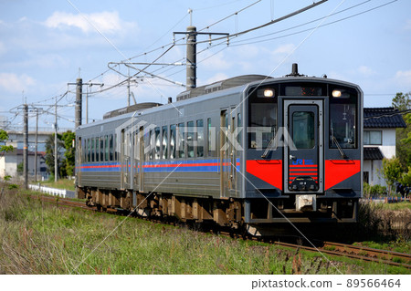 在山陰線上運行的兩輛 Kiha 121 系列普通列車 89566464