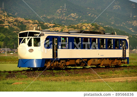 Kiha 32 Railway Hobby Train running on the Yodo Line 89566836