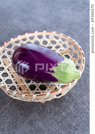 籃子裡有一個亮紫色的茄子 籃子裡有一個亮紫色的茄子 89566870