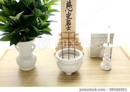 Dharma name written on the mortuary tablet and Buddhist altar placed on the back decoration (bardo platform) 1 89566901