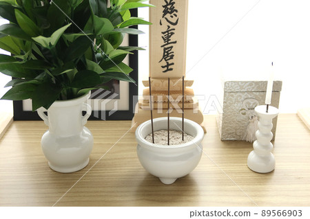 Dharma name written on the mortuary tablet and Buddhist altar placed on the back decoration (bardo platform) 2 89566903