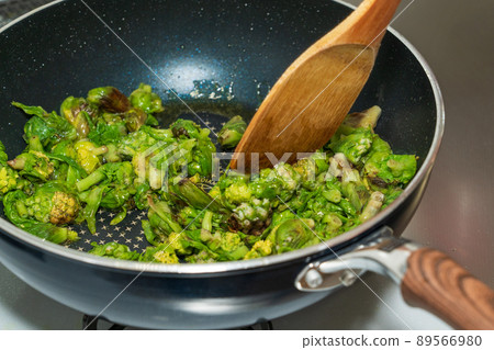 Cooking of butterbur sprout-stir-fry in olive oil 89566980