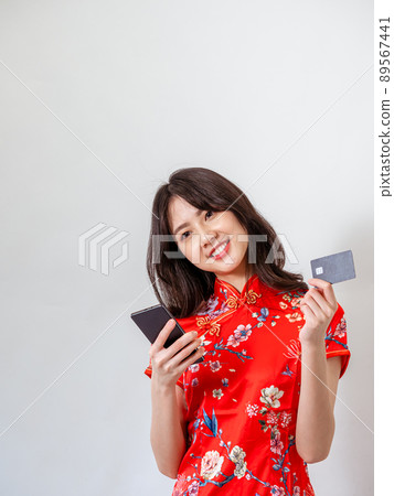 白底女子使用信用卡和智能手機的智慧型手機。 白底女子使用信用卡和智能手機的智慧型手機。 89567441