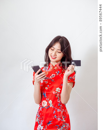 白底女子使用信用卡和智能手機的智慧型手機。 白底女子使用信用卡和智能手機的智慧型手機。 89567444
