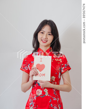 由傳統,旗袍,女性,白色背景撰寫,由 Maebuki 撰寫,深紅,深情。 由傳統,旗袍,女性,白色背景撰寫,由 Maebuki 撰寫,深紅,深情。 89567474