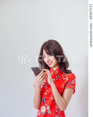 白色背景前使用的智慧型手機。 89567531