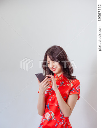 白色背景前使用的智慧型手機。 89567532