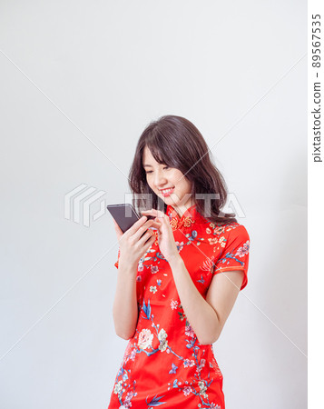 A wisdom-type handset used in front of a white background. 89567535