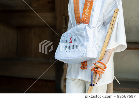 穿著朝聖服裝和商品的時裝模特娃娃 穿著朝聖服裝和商品的時裝模特娃娃 89567697