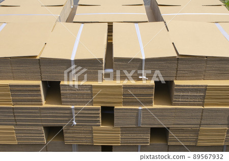 Lots of bundled cardboard 89567932
