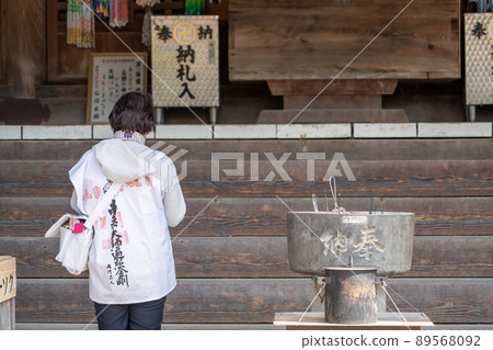 四國靈山寺身著朝聖服朝拜的婦女 89568092