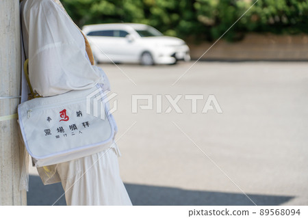 穿著朝聖服裝和商品的時裝模特娃娃 89568094