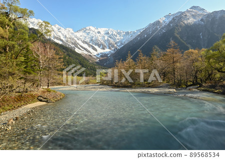 從上高地河童橋看北阿爾卑斯的梓川和山脈 89568534