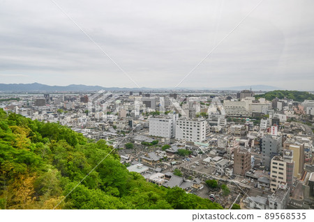 在多雲的天氣下從德島市眉山山頂俯瞰德島市 89568535
