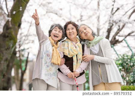 Senior female good friend portrait Senior female good friend portrait 89570352