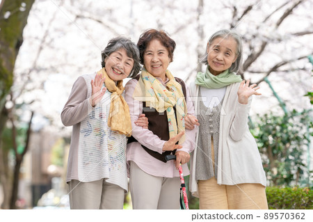 Senior female good friend portrait Senior female good friend portrait 89570362