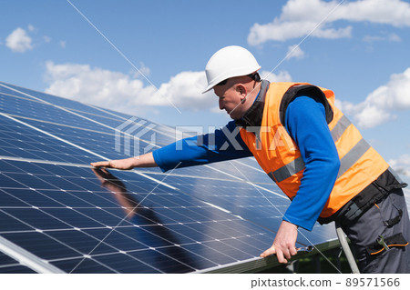 Solar power plant engineer makes a visual inspection of solar panels 89571566