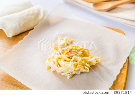 Making spring rolls with ingredients on top 89571814