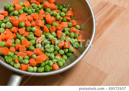 Frozen peas and carrots, vegetables and frozen foods Frozen peas and carrots, vegetables and frozen foods 89572937