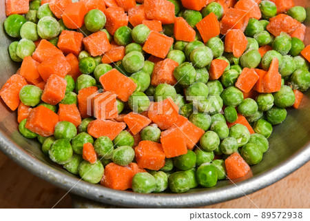 Frozen peas and carrots, vegetables and frozen foods Frozen peas and carrots, vegetables and frozen foods 89572938