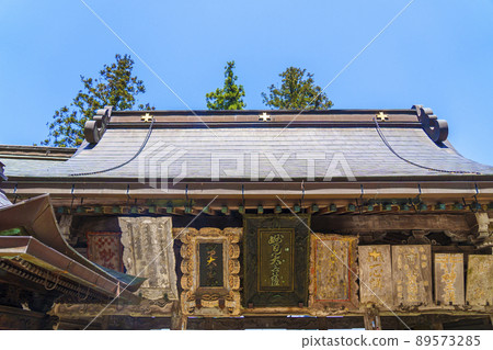 Mt. Myoken Nose, a mountain gate on the prefectural border between Osaka and Hyogo prefectures 89573285