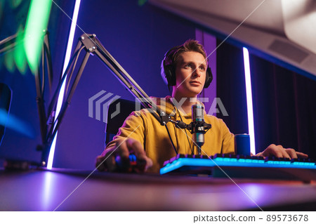 Handsome pro cyber sportsman streaming live video from esport tournament Handsome pro cyber sportsman streaming live video from esport tournament 89573678