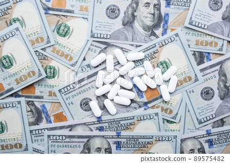 Pills on the background of the dollar close-up. 89575482