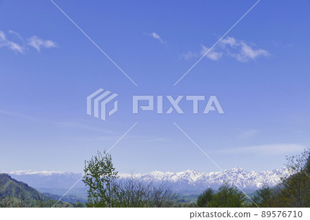 Northern Alps of remaining snow and clear blue sky 89576710